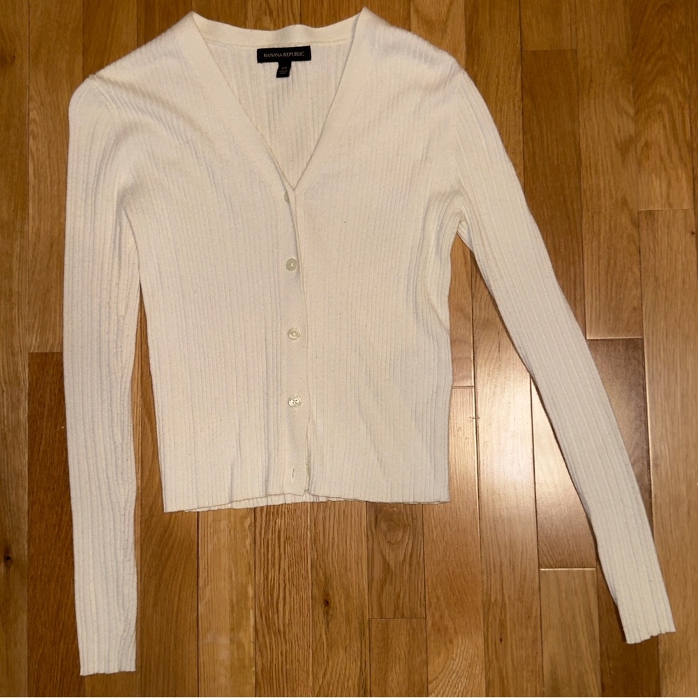 Banana Republic Ribbed Cream Cardigan
EUC. Size XS